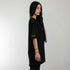schwarzes oversized "Stoff hoch 4" Raver T-Shirt von der Seite, getragen von einer Frau